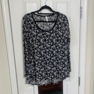 NWOT LulaRoe Lynnae Long Sleeve Top (M)